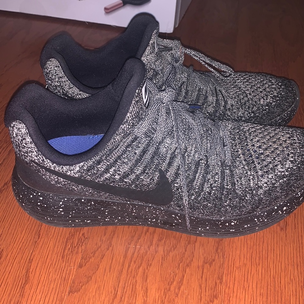 Nike flyknit running shoes